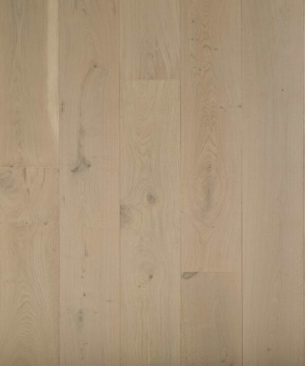 The CM0770 features light wood flooring with visible grain patterns and knots.